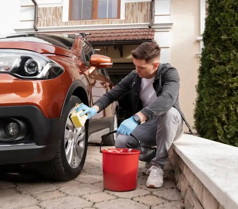 Lavage auto à domicile Saint-Hilaire-de-Villefranche : professionnel intervenant sur un véhicule